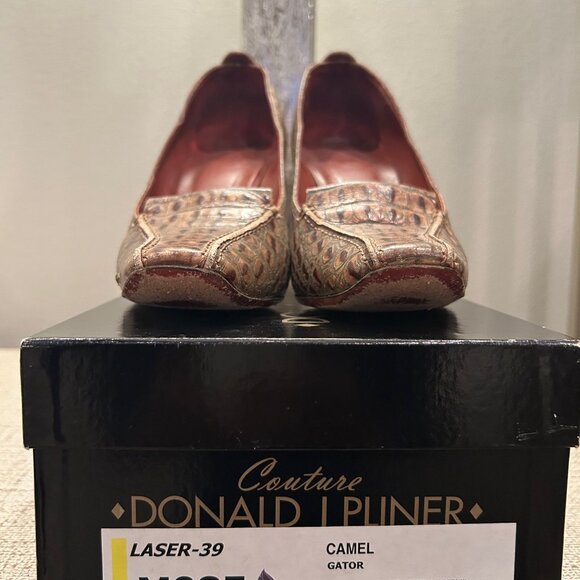 couture Donald J. Pliner by Donald J Pliner Alligator embossed Leather Pump - Picture 5 of 7